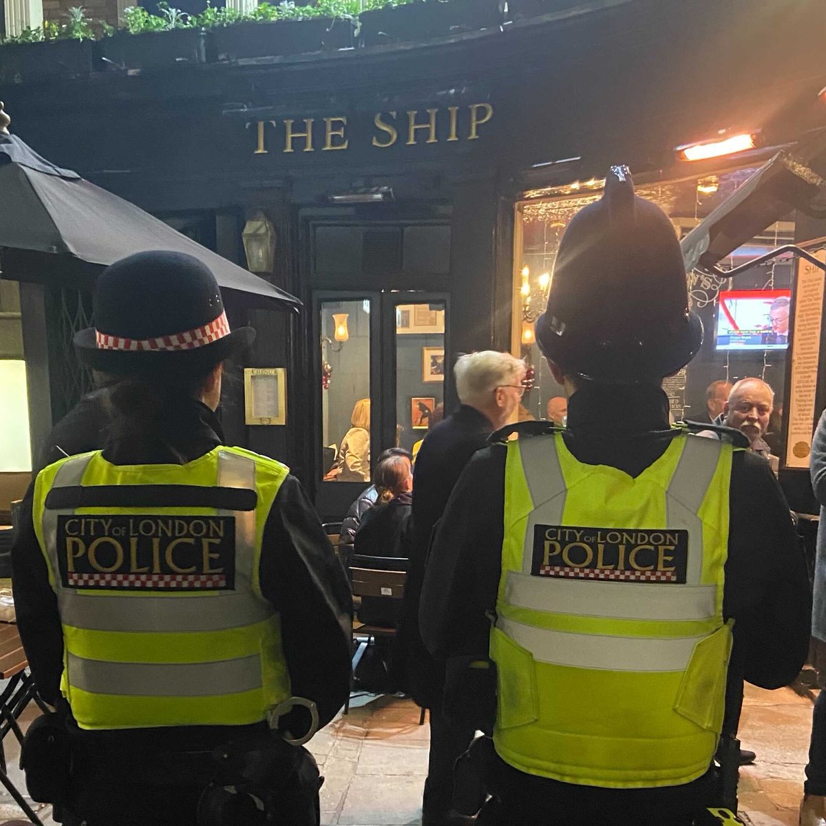 Our officers are working closely with pubs 🍺 and clubs 🕺 across the Square Mile to make sure you enjoy your night and stay #SafeInTheCity