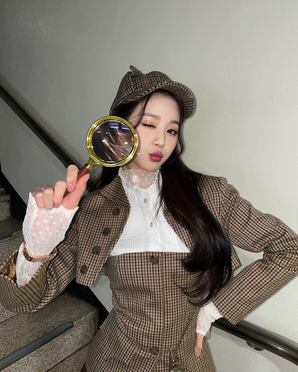 wopyou's tweet photo. ㅤ
I let my gaze travel out the picture window. 
Unlike at my old doublewide trailer perched on the fringe of a played out quarry, looking for in silence who is the perpetrator of all this incident 🔎
sst! detective wonyou on a mission 😾
ㅤ https://t.co/fCF3ZAXh8q