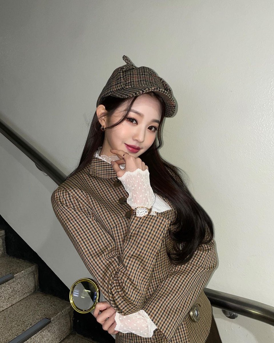 wopyou's tweet photo. ㅤ
I let my gaze travel out the picture window. 
Unlike at my old doublewide trailer perched on the fringe of a played out quarry, looking for in silence who is the perpetrator of all this incident 🔎
sst! detective wonyou on a mission 😾
ㅤ https://t.co/fCF3ZAXh8q