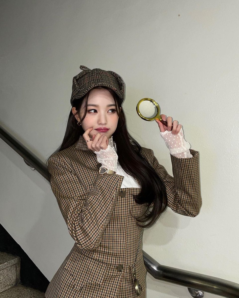 wopyou's tweet photo. ㅤ
I let my gaze travel out the picture window. 
Unlike at my old doublewide trailer perched on the fringe of a played out quarry, looking for in silence who is the perpetrator of all this incident 🔎
sst! detective wonyou on a mission 😾
ㅤ https://t.co/fCF3ZAXh8q