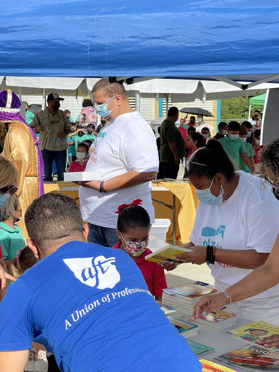 profe_c's tweet photo. Reader today, leader tomorrow. Seeing the joy in the students faces is priceless! Parents, teachers, community leaders join in celebration. #Rural Puerto Rico. Ola de Libros! 📚Book waves 🌊 #literacy #BilingualBooks 🇵🇷@AFTunion @amprnet @FirstBook @SeafarersUnion #Literatura https://t.co/vwidttYeEY