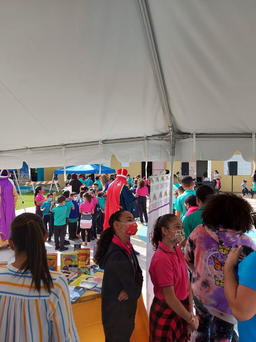 profe_c's tweet photo. Reader today, leader tomorrow. Seeing the joy in the students faces is priceless! Parents, teachers, community leaders join in celebration. #Rural Puerto Rico. Ola de Libros! 📚Book waves 🌊 #literacy #BilingualBooks 🇵🇷@AFTunion @amprnet @FirstBook @SeafarersUnion #Literatura https://t.co/vwidttYeEY
