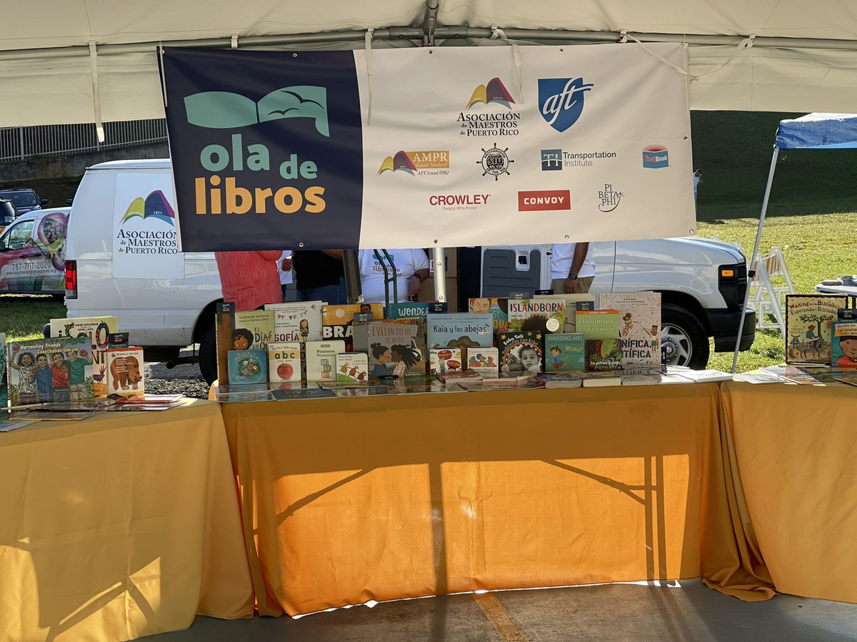 profe_c's tweet photo. Reader today, leader tomorrow. Seeing the joy in the students faces is priceless! Parents, teachers, community leaders join in celebration. #Rural Puerto Rico. Ola de Libros! 📚Book waves 🌊 #literacy #BilingualBooks 🇵🇷@AFTunion @amprnet @FirstBook @SeafarersUnion #Literatura https://t.co/vwidttYeEY