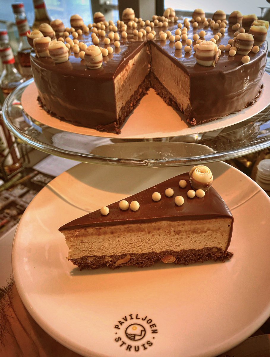 StruisInfo's tweet photo. Chocolade-Pindataart. De bodem is trouwens gemaakt van gekarameliseerde, gepofte rijst.
Zowel in het restaurant als voor take away. (vergeet uw Kerstbestelling niet op tijd door te geven… het gaat hard, en we moeten een juiste planning maken om het allemaal goed aan te kunnen) https://t.co/n7yBvSLVlo