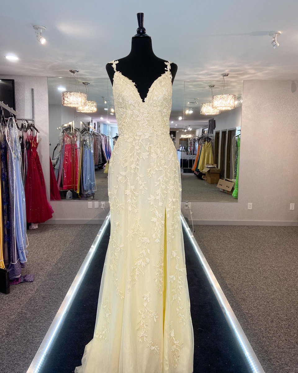 ThePromShop's tweet image. Falling in love with this yellow!
#thepromshop #sherrihill #lace #beauty #happyholidays