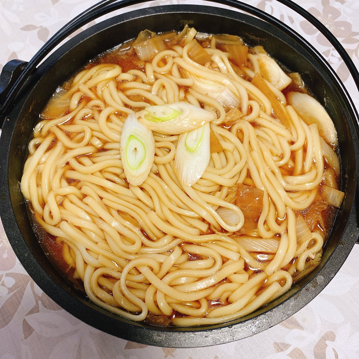 【麺食い】 昨日のすき焼きの汁が残ったので、お昼は鍋焼きうどんにしました。 長葱は足しましたが、残っていた野菜は染みに染みて美味しかったです。 話は変わりますが、山梨と和歌山で立て続けに大きな