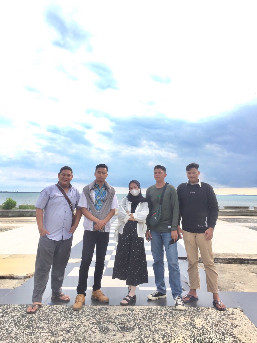 terlalu suka liat awan nya