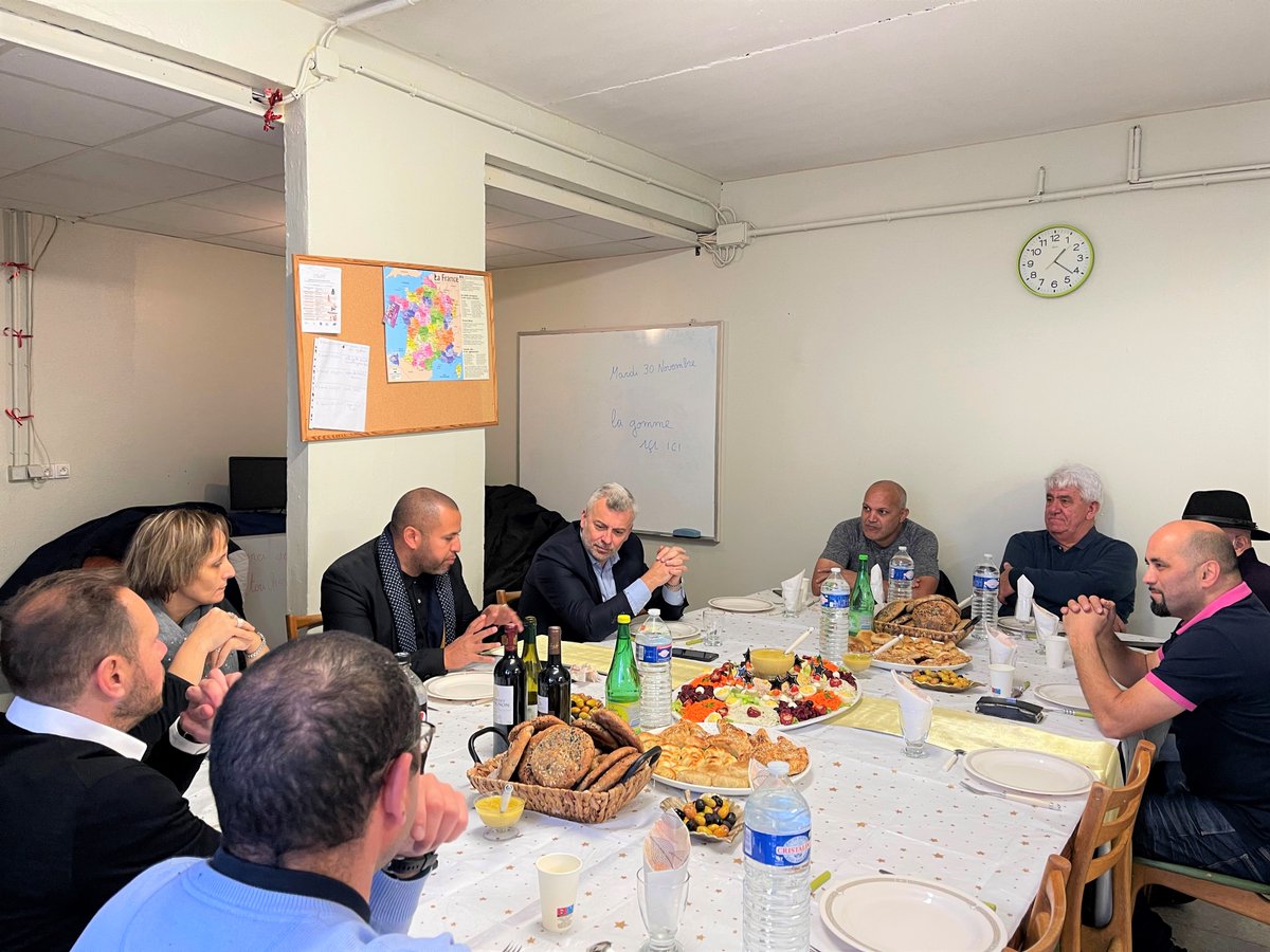 AcmHabitat's tweet photo. Ce midi nous étions invités par l'association du @SPF34   du quartier Mosson avec @cedric_grail, Secrétaire Général d'ACM HABITAT, @steveLefebvre79, Directeur de la Sécurité, Sid Bouslama, Directeur de l'agence Mosson et @TabetFethi de l'association MUSIQUE SANS FRONTIERES. https://t.co/B14cFmYEOo