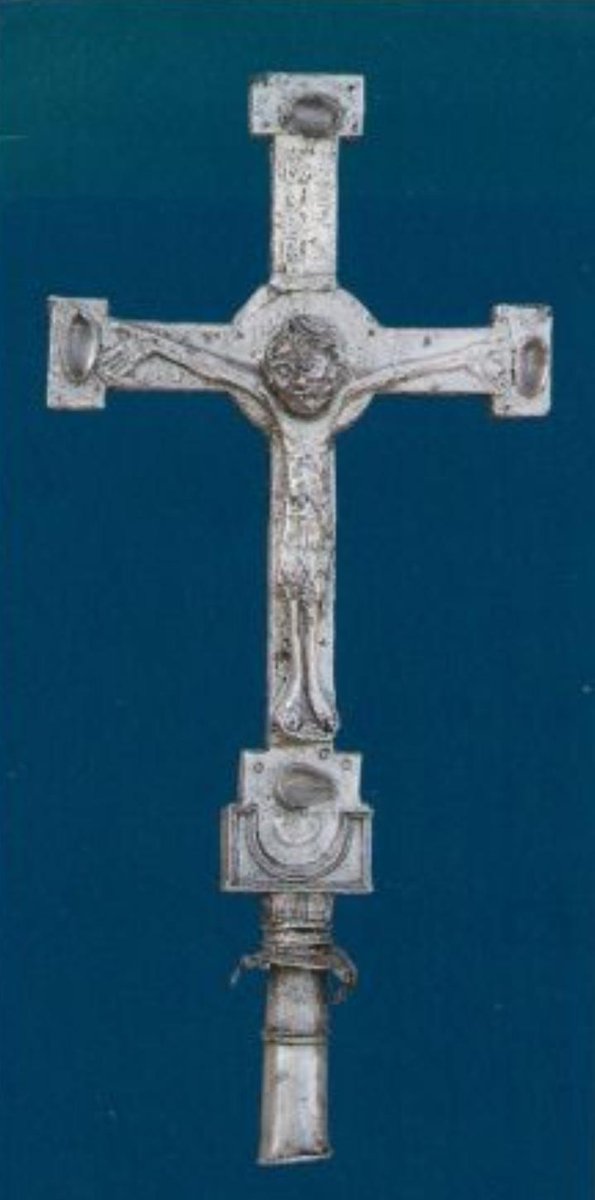 SabiasGalicia's tweet photo. Sabías que a parroquia de San Sebastian de Serramo en #Vimianzo, conta coa cruz procesional mais antiga de #Galicia. Trátase dunha xoia da orfebreria románica da época do arcebispo #Xelmirez. https://t.co/brHrqSpXKr