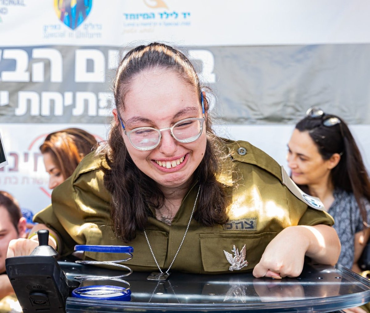 الصورة لفتاة من ذوي الاحتياجات الخاصة تبكي فرحًا بانضمامها لجيش الدفاع الإسرائيلي.
اليوم هو اليوم…