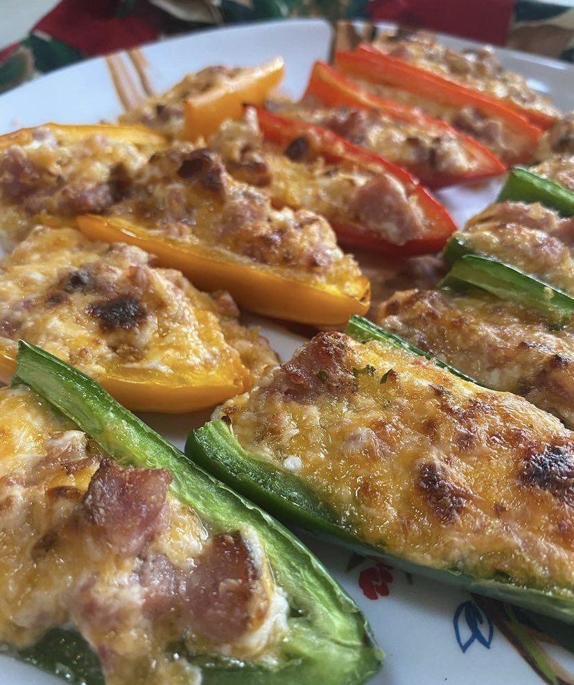 BFBratwurst's tweet photo. Easy Holiday Appetizer idea, Stuffed Mini Peppers!!! 
Softened cream cheese, chop any of our fully cooked sausages and top with shredded cheddar. Bake till golden brown 😋 
#BlackForestBratwurst #Bratwurst #BestWurst  #Appetizer #Holidays #HolidayAppetizer #StuffedMiniPeppers https://t.co/DSqrsnREDN