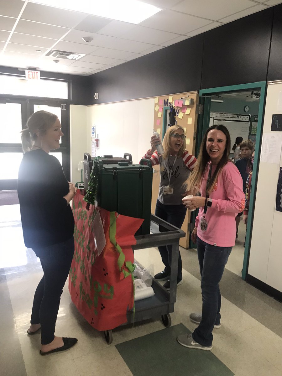 MrsRousey5's tweet photo. We love the treat cart!!! Thank you Ms. Roden &amp; Ms. Worden! ❤️🎄#GR8gators https://t.co/WkRuoGP2Kg