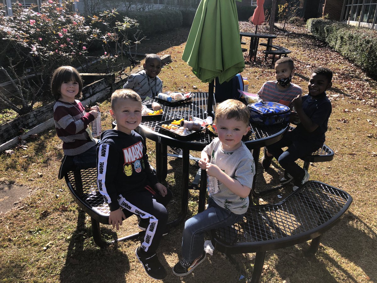 gves_smith's tweet photo. Such a perfect day for a picnic! @GreenValleyElem @HooverSchools https://t.co/Xk7pB5RF4Q