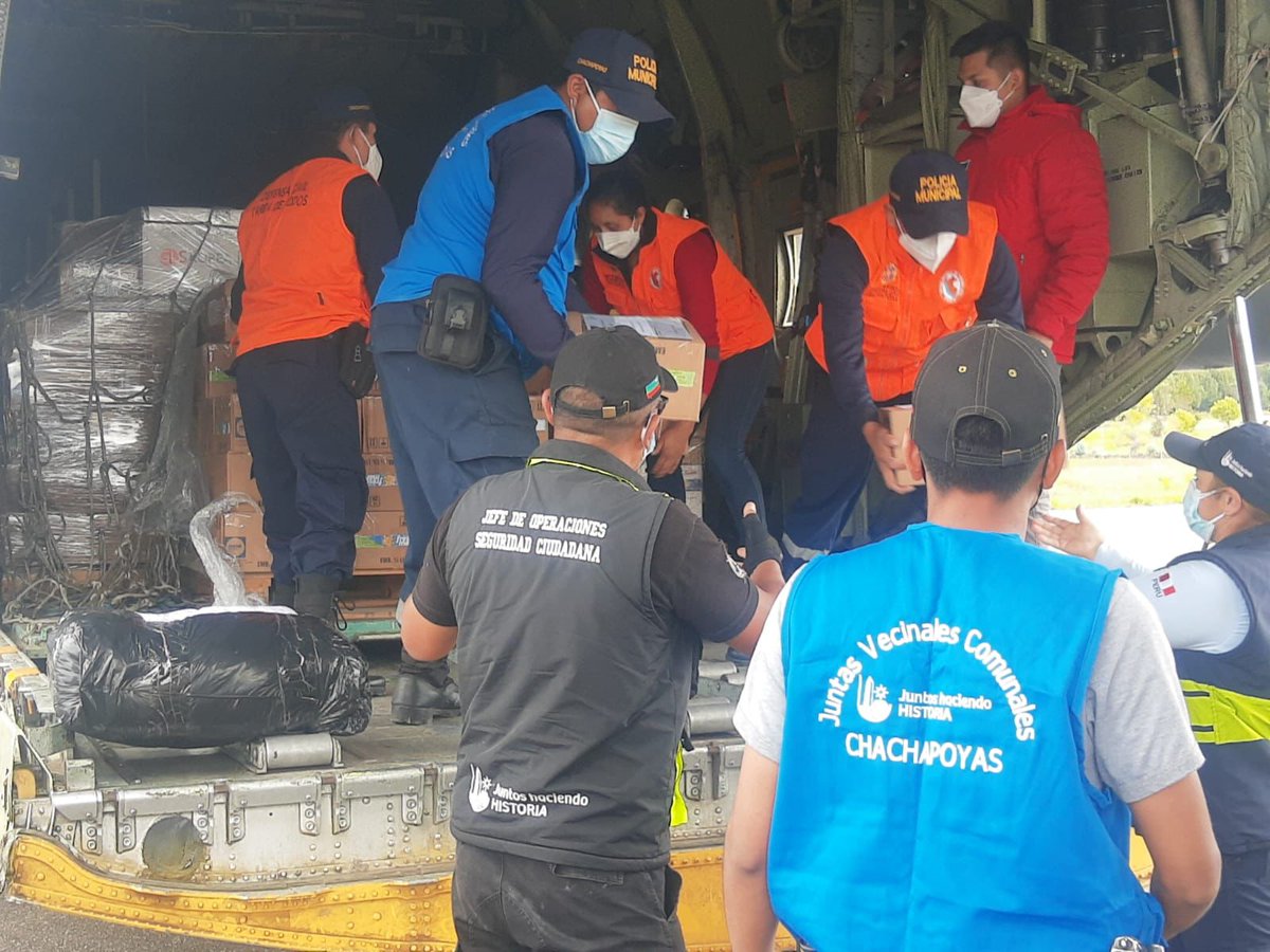 fapperu's tweet photo. #FapAhora | El avión Hercules KC-130 aterriza en Chachapoyas llevando personal del @MINPRODUCCION y 4 000 kilos de ayuda humanitaria para Amazonas, lugar desde donde se realizarán, hoy, puentes aéreos hacia Jaén, en favor de las personas afectadas por el terremoto. (1/2) https://t.co/6wIEZrkJ3s