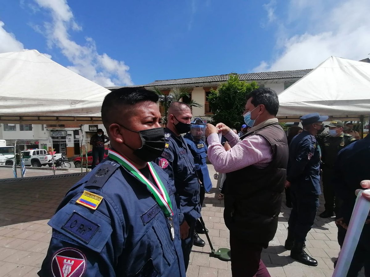 ReservaBR4's tweet photo. Gracias al señor @Alca_Montebello por su reconocimiento con los soldados de desminado Humanitario del Batallón de @Ingenieros_EJC de Desminado Humanitario N⁰60 https://t.co/Eeg3SBBwOq