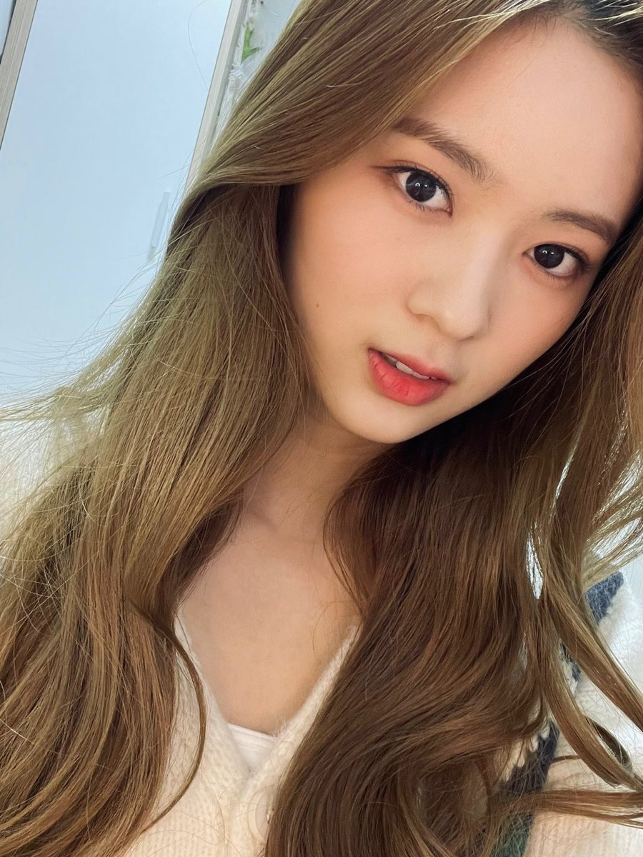 MayCBNEWS's tweet photo. [📷] Atualização da May no Twitter do Cherry Bullet.

"Selfie pros lullets que trabalharam duro essa semana 🎁
É fim de semana!
Obrigada pelo trabalho duro essa semana :)"

#메이 #MAY #CherryBullet #체리블렛 @cherrybullet https://t.co/InwmwXOEks