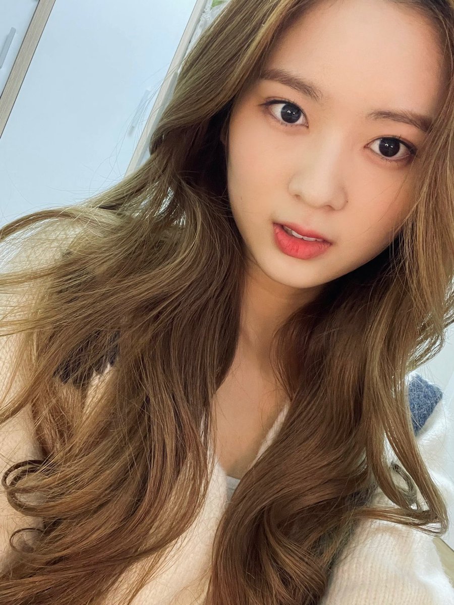 MayCBNEWS's tweet photo. [📷] Atualização da May no Twitter do Cherry Bullet.

"Selfie pros lullets que trabalharam duro essa semana 🎁
É fim de semana!
Obrigada pelo trabalho duro essa semana :)"

#메이 #MAY #CherryBullet #체리블렛 @cherrybullet https://t.co/InwmwXOEks