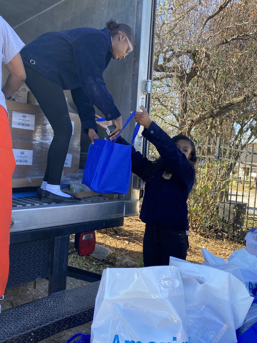 Veronic00304139's tweet photo. Creekside FFA participates in the community food give a way at the Metro ATL Urban Farm in College Park! ⁦@TravesHyman⁩ ⁦@ThomasFor65⁩ ⁦@Creekside_High⁩ ⁦@creekside_cti⁩ ⁦@creeksideffa15⁩ ⁦@parents4edu_SF⁩ https://t.co/igsp8Su13r