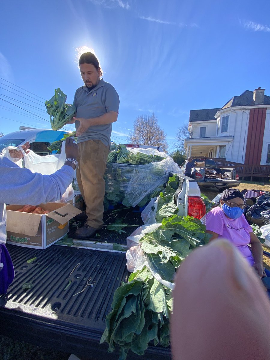 Veronic00304139's tweet photo. Creekside FFA participates in the community food give a way at the Metro ATL Urban Farm in College Park! ⁦@TravesHyman⁩ ⁦@ThomasFor65⁩ ⁦@Creekside_High⁩ ⁦@creekside_cti⁩ ⁦@creeksideffa15⁩ ⁦@parents4edu_SF⁩ https://t.co/igsp8Su13r