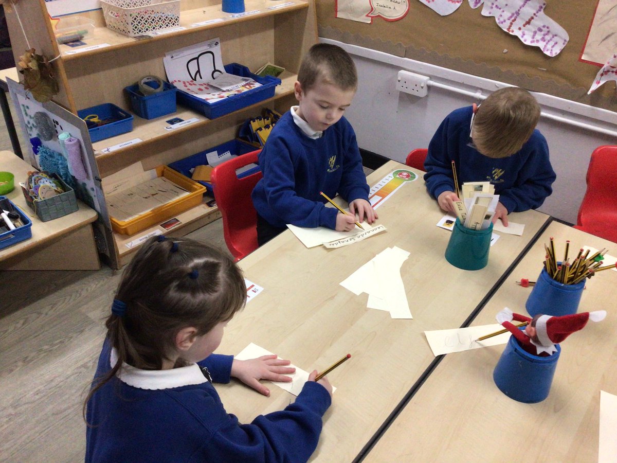 GSPSReception's tweet photo. Cheeky elf has been helping us with our writing this week, and has even been practicing writing his name. #GSPSEYFS #GSPSWriting @GwladysStPrim https://t.co/FxpH8hjjEH