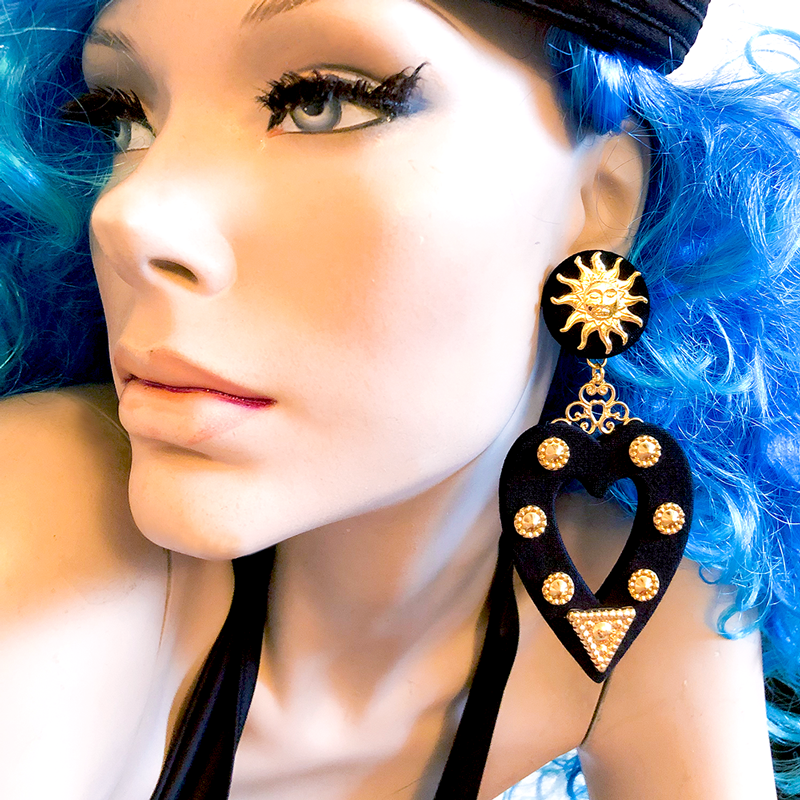 Pat_Field's tweet photo. Hand crafted & beautifully designed THE BLACK HEARTS EARRINGS by #BADACIOUS
@badaciousnyc earrings are here at https://t.co/RRcfyrJSnW https://t.co/9lF8T5KUZn