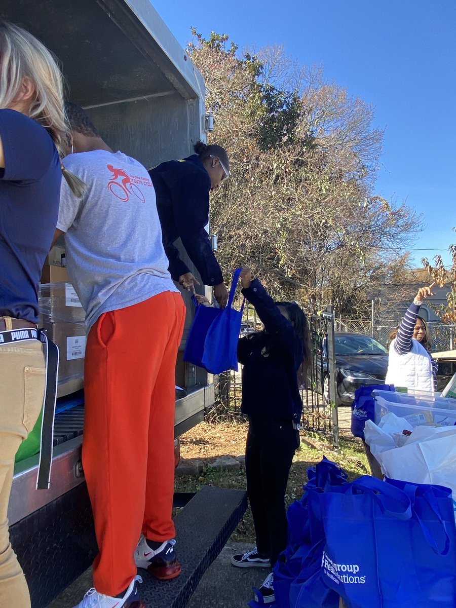 Veronic00304139's tweet photo. Creekside participates with the community food give away at the Metro ATL Urban Farm! ⁦@TravesHyman⁩ ⁦@ThomasFor65⁩ ⁦@Creekside_High⁩ ⁦@creekside_cti⁩ ⁦@creeksideffa15⁩ ⁦@parents4edu_SF⁩ https://t.co/X1uUGnkPnZ