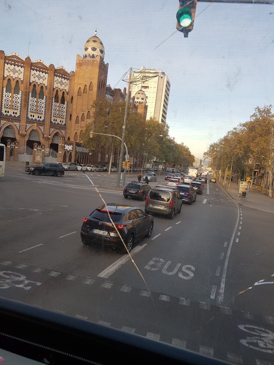 DES_connect's tweet photo. Supi, meine #BusstattFlug Reise von #Barcelona nach Bonn beginnt nicht schlecht : beste Aussicht aus 1. Reihe und viel mehr Beinfreiheit (schönes Wort, nicht wahr?) als im Flieger!
Wollte ja eigentlich einen #ZugstattFlug nehmen...
#flyingshame #verträglichreisen https://t.co/aqpzmupD39