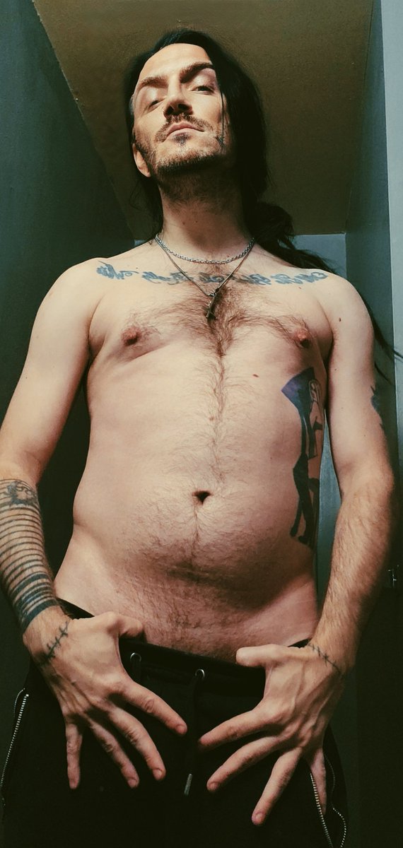 CountHowl's tweet photo. I've been exercising every day that I'm able. Trying to get those abs https://t.co/NfEJhNzpd9