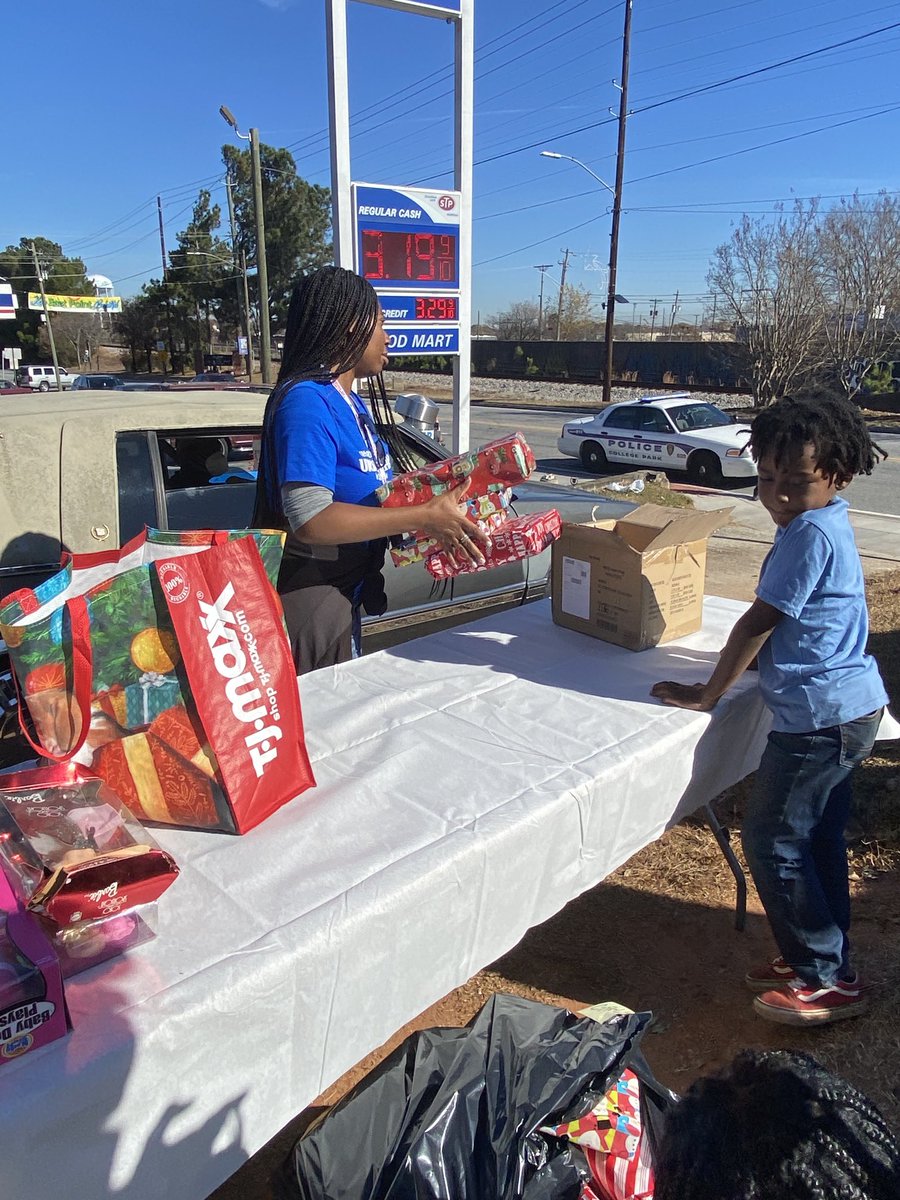 Veronic00304139's tweet photo. Toys and Food for FREE! CHS FFA participates with the Food Give Away! ⁦@TravesHyman⁩ ⁦@Creekside_High⁩ ⁦@creekside_cti⁩ ⁦@creeksideffa15⁩ ⁦@parents4edu_SF⁩ ⁦@ThomasFor65⁩ https://t.co/uKXeJ100Y0