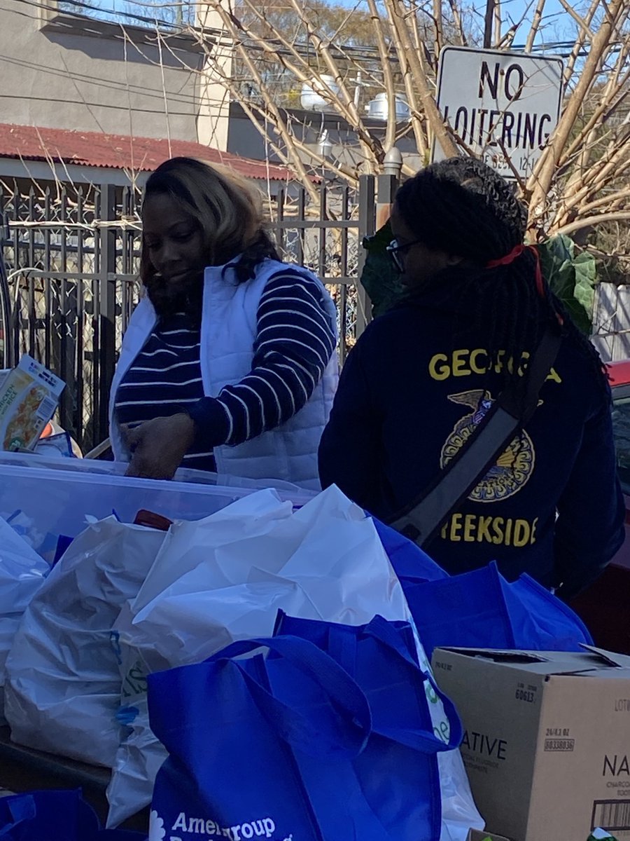 Veronic00304139's tweet photo. Toys and Food for FREE! CHS FFA participates with the Food Give Away! ⁦@TravesHyman⁩ ⁦@Creekside_High⁩ ⁦@creekside_cti⁩ ⁦@creeksideffa15⁩ ⁦@parents4edu_SF⁩ ⁦@ThomasFor65⁩ https://t.co/uKXeJ100Y0
