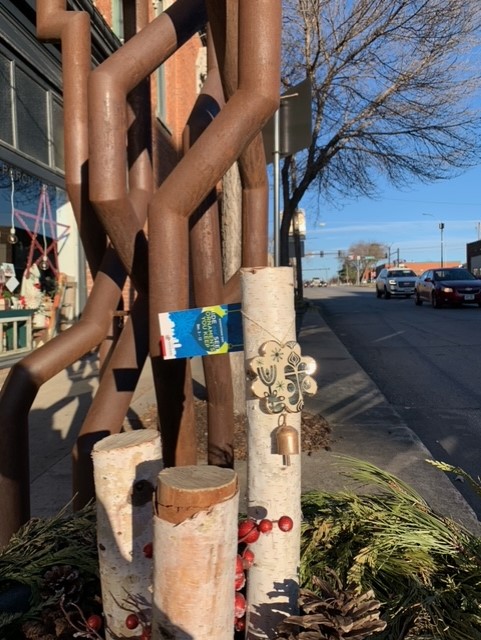 downtownDSMUSA's tweet photo. The first set of ornaments have been hidden! Head to #downtownDSM and find these gorgeous handmade gifts made by #DSMlocal artist Hanna Piepel! 🎄 https://t.co/aEIMeanyzU