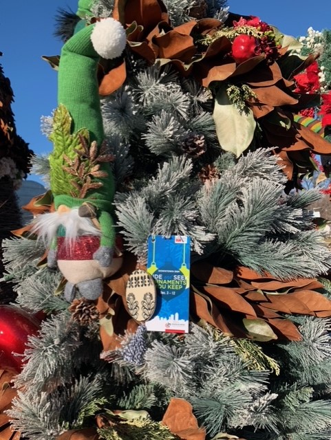 downtownDSMUSA's tweet photo. The first set of ornaments have been hidden! Head to #downtownDSM and find these gorgeous handmade gifts made by #DSMlocal artist Hanna Piepel! 🎄 https://t.co/aEIMeanyzU