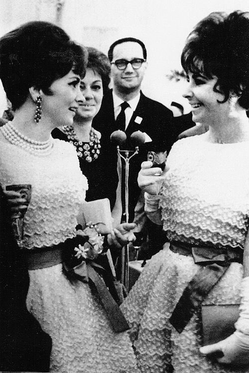 ‘You wear it well!’ Gina Lollobrigida & Elizabeth Taylor in identical Dior, Moscow film festival 1961. 🌟🌟@ElizabethTaylor #Hollywoodfashion #actress @FilmTVLegends @Dear_Lonely1