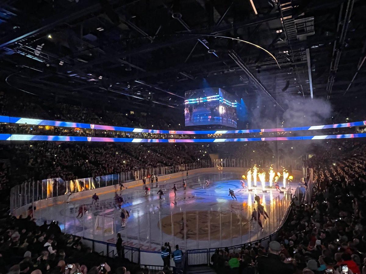 IkonenAK's tweet photo. Siitä lähti, onnea uusi #NokiaArena, @Tapparaofficial ja @ilveshockey ! Oli kunnia olla mukana tässä historiallisessa hetkessä aloituskiekon pudottajana! Ja mikä tunnelma!! 🔥 #Tampere https://t.co/C41Hg8A0J7