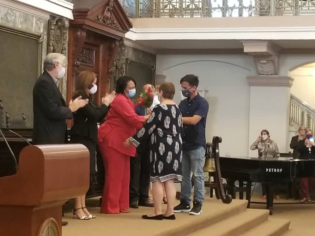 UdeLaHabana's tweet photo. Entrega de Reconocimiento Especial a cinco profesores y fundadores de la Flex por la labor realizada desde la Fundación de la misma hasta la actualidad.
#OrgulloUH #SomosUH #50FLEX
@CubaMES @nicado3 @uhcuba @jsaborido50 @ZaldivarDioniUH @Jose3894 @Karli_SantanaR https://t.co/f79CmbouAg