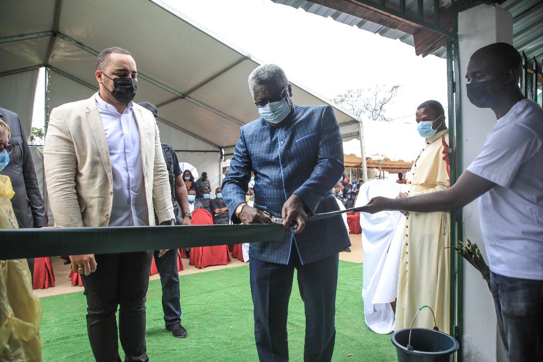 Le <a href="/PresidentABO/">Ali Bongo Ondimba</a> nous demande de nous engager pleinement au service des #Gabon-ais.
Le <a href="/PresidentABO/">Ali Bongo Ondimba</a> nous demande de traiter les priorités &amp; d'être concrets.
Répondant à son appel, j'ai inauguré ce jour à Bitam le 1er espace de santé comprenant une pharmacie &amp; un cabinet médical.