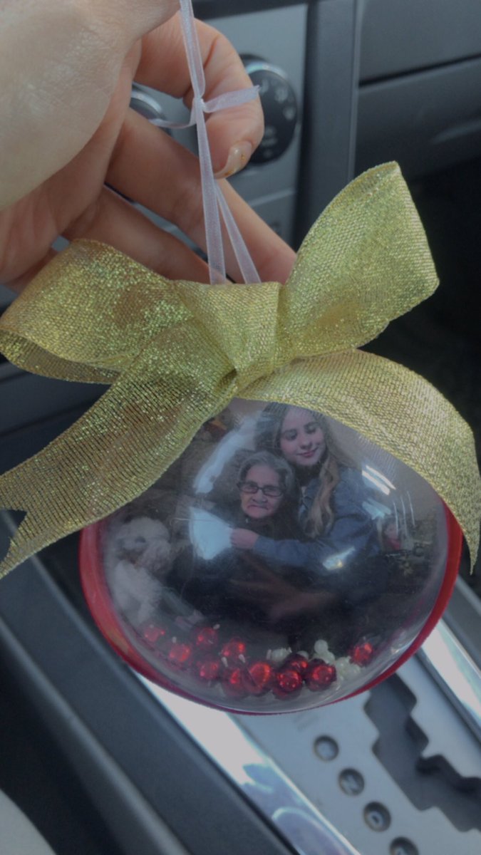 estefreyva's tweet photo. Mi mejor amiga me acaba de hacer el mejor regalo de navidad💫🤍te adoro @cristminjarez1 https://t.co/vM6BgU0fpd