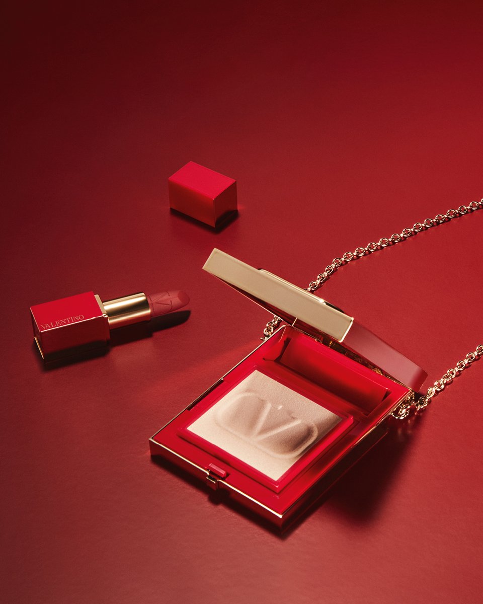 MaisonValentino's tweet photo. This holiday season, give the gift of #ValentinoBeauty
Shop the Valentino Garavani #GoClutch, a 2-in-1 Couture accessory featuring a powder and mini lipstick.
Visit #ValentinoBeauty to customize with shades of your choosing. https://t.co/BqcZDyMC7v