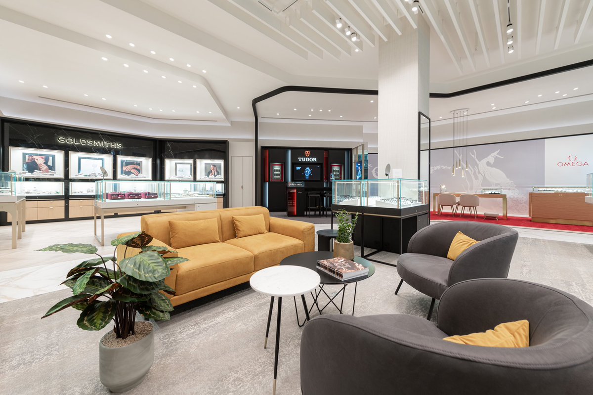 Highcross's tweet photo. Goldsmiths has opened its doors today revealing a dynamic new design &amp; shopping experience.
The new expanded showroom boasts a fresh interior concept, as well as a line-up of luxury timepieces and fine-jewellery brands. There's even a bar and seating area 😍 https://t.co/dsx5mEN8d1