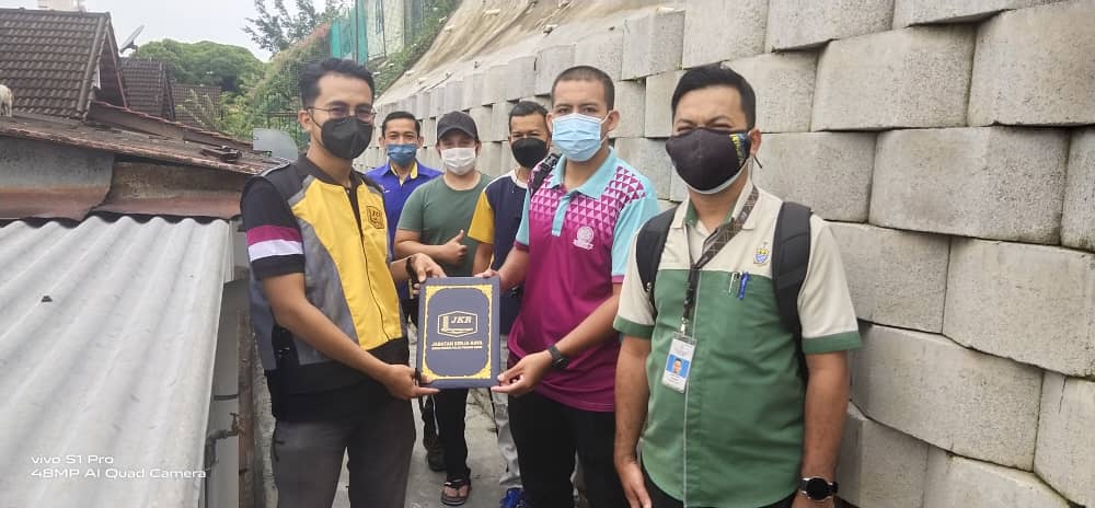 JKRTimurLaut's tweet photo. 03 Dis 2021 | 28 Rabiulakhir 1443H

Lwtn tpk utk tujuan pemeriksaan &amp; penyerahan bagi Projek Pembaikan Cerun di 3 lokasi sekitar Tg. Tokong &amp; Tg. Bungah menggunakan kaedah Wall, Keystone Wall &amp; Rubble Wall sebagai fungsi tembok penahan. @AzzamSobry @JKRPulauPinang @zairilkj https://t.co/lxtfIhsO0f
