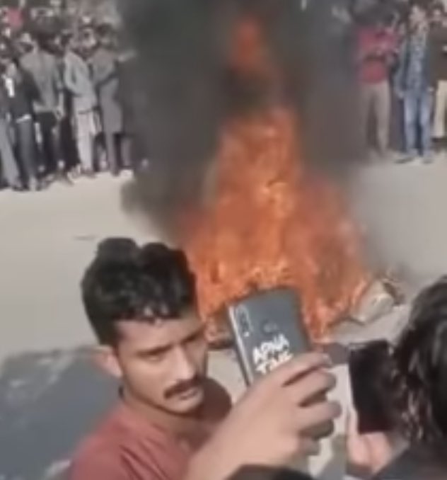 Major Gaurav Arya (Retd) on Twitter: "Today. Sialkot, Pakistan. When a Sri Lankan man was being burnt alive by this mob, many thought it was just the right time to take a