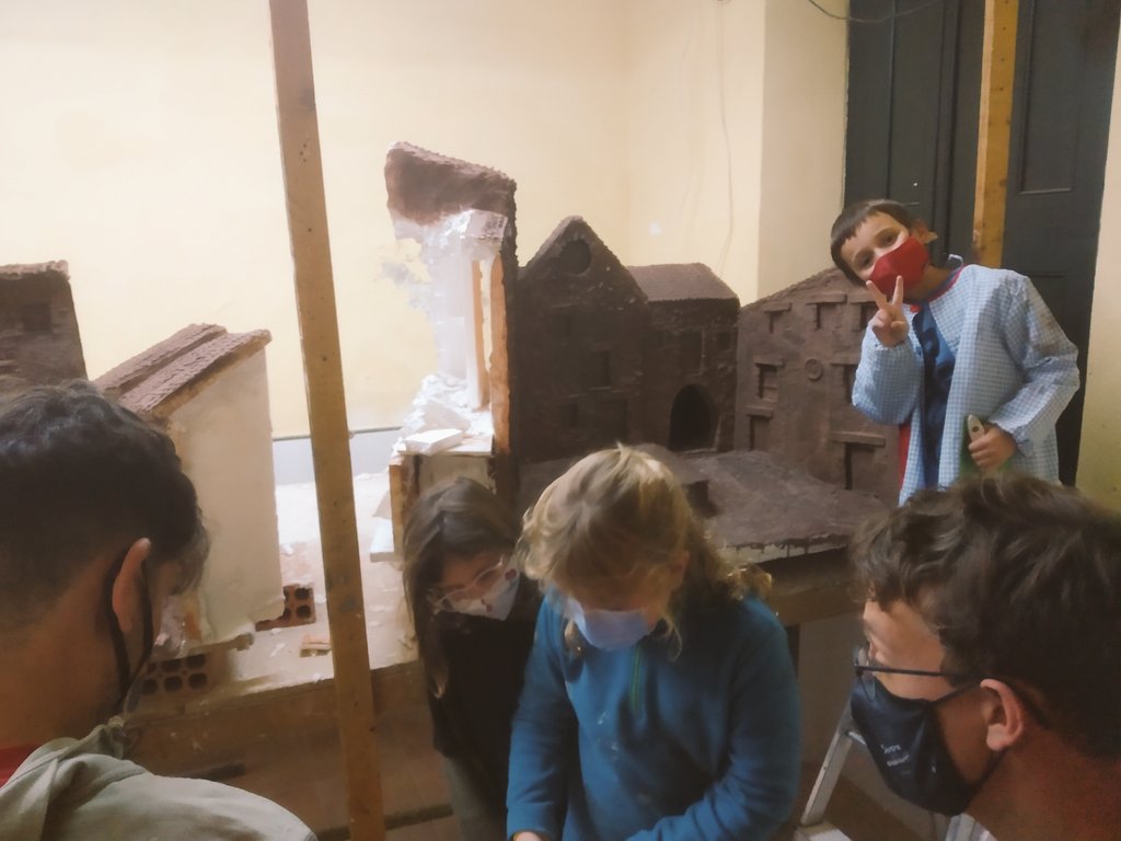 xulius's tweet photo. A l'escola de #Pessebrisme dels #Xulius ja estem ultimant els detalls per poder obrir l'exposició el proper dia 17!
Quina feinada de la canalla!
#Spribes #Nadal21 #BonNadal https://t.co/izjIns0cZc