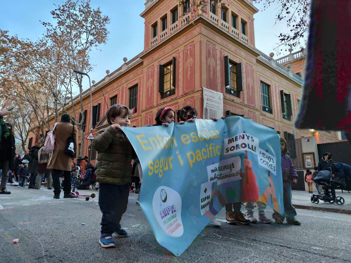 mcintoverdaguer's tweet photo. Avui famílies i docents hem tallat al carrer Lleida per reivindicar un entorn segur i saludable pels nostres infants. Un èxit la primera @RevoltaEscolar del @mcintoverdaguer. Felicitats a tot@s!👏🏻👏🏻Seguirem @BCN_SantsMont @MarcSerraSole @consorciedubcn https://t.co/hT3j6Md2vw