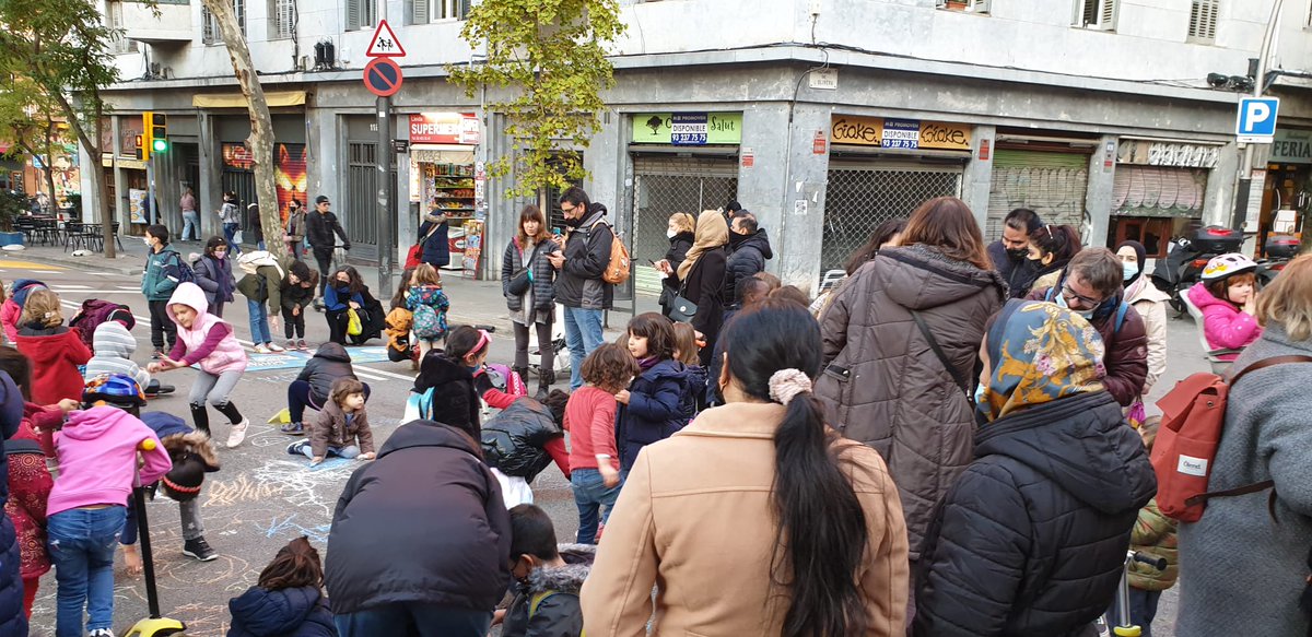 mcintoverdaguer's tweet photo. Avui famílies i docents hem tallat al carrer Lleida per reivindicar un entorn segur i saludable pels nostres infants. Un èxit la primera @RevoltaEscolar del @mcintoverdaguer. Felicitats a tot@s!👏🏻👏🏻Seguirem @BCN_SantsMont @MarcSerraSole @consorciedubcn https://t.co/hT3j6Md2vw