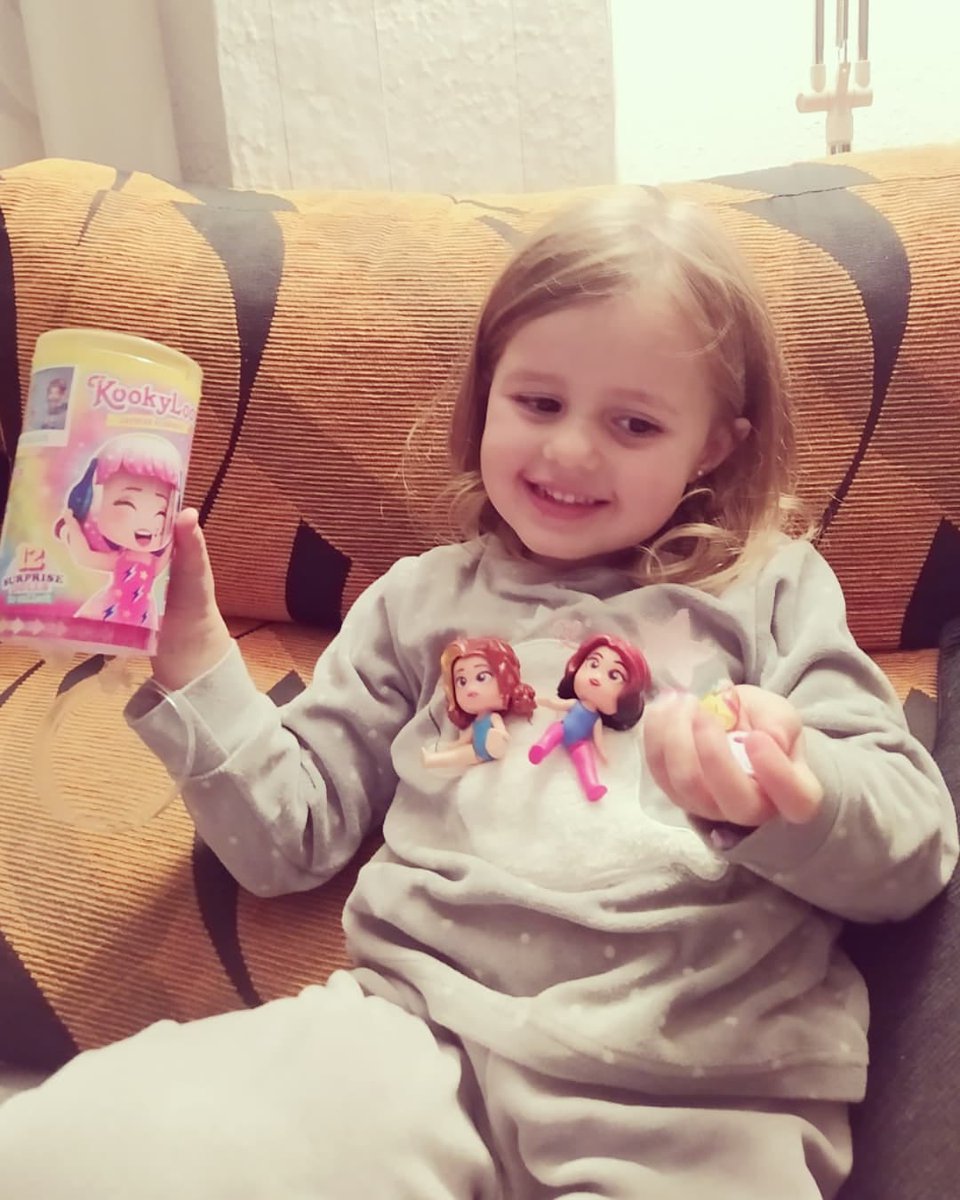 silviavp7's tweet photo. Kala y Nora han sido las #kookyloos que le han tocado a esta peque. Vaya experiencia abrir el tubo y llevarse la sorpresa de descubrir la muñequita que le ha salido.
#regaladoporkookyloos #magicboxtoys #kookyloos #proyectotrnd @trnd https://t.co/J6PLsj8DDT