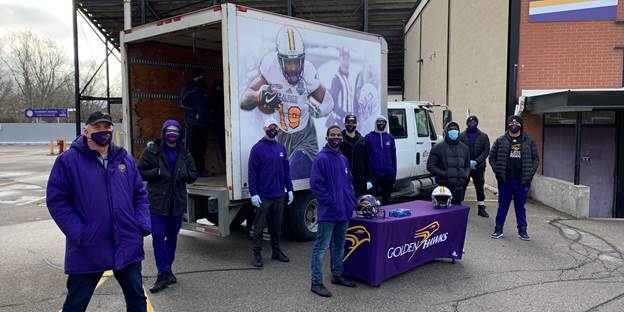 LaurierFootball's tweet photo. What better way to close out 2021 than with Coach @MichaelFaulds newsletter. Take some time to read about our most recent practices along with: 

▪️ Laurier Football Town Hall 
▪️ Fill The Truck - Clothing Campaign
▪️ @KurleighG is a⭐️

🔗: https://t.co/eJwVOXNa1J 

#SoarAbove https://t.co/d4WMgpesYh