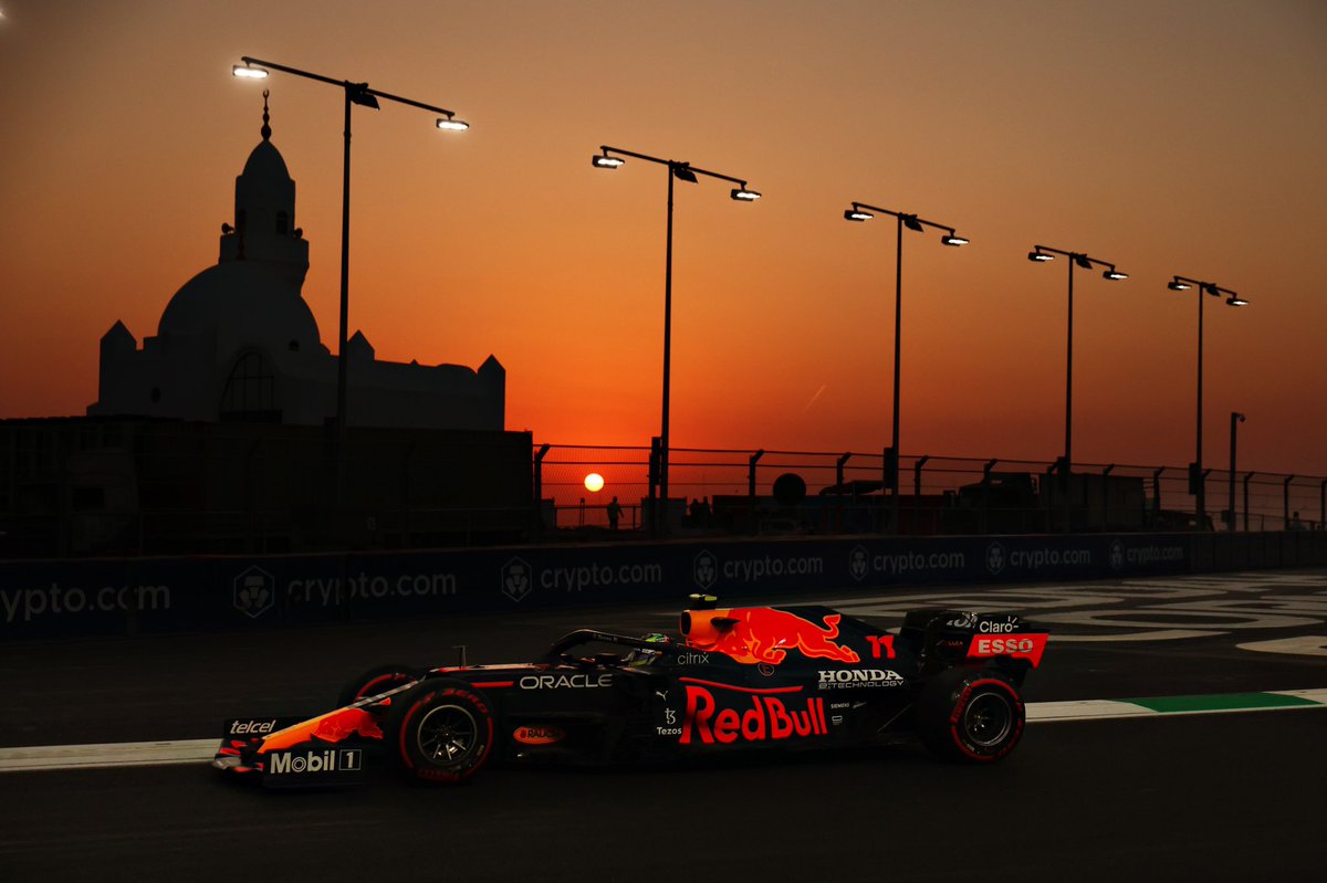 SChecoPerez's tweet photo. ¡Increíble pista! 
Mucho por mejorar para estar mañana en la pelea💪

Amazing track! Plenty to improve to be in the fight tomorrow #saudiarabiangp https://t.co/b21uUN9C1s