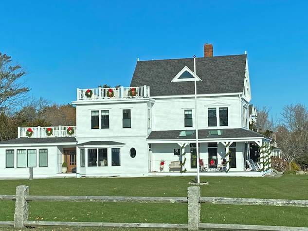 KehoeBetsy's tweet photo. Happy Front Door Friday! This beautiful seacoast home shows that it's not only a front door that adds to its curb appeal. We love the colorful decorations on the side of this modern property and the holiday spirit! What are you doing to get your home ready for the holidays? https://t.co/CWfPAf7MTa