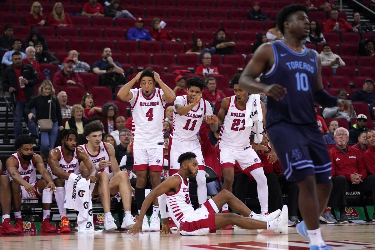 FresnoStateMBB's tweet photo. Find a hype squad, like our squad. 🔥 💯

#GoDogs | #ValleyTough https://t.co/dtvXRshfAN