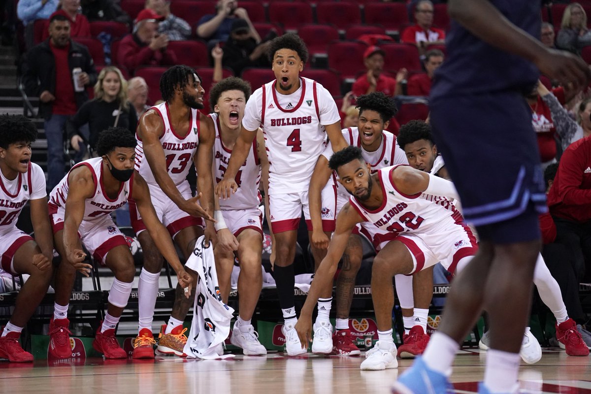 FresnoStateMBB's tweet photo. Find a hype squad, like our squad. 🔥 💯

#GoDogs | #ValleyTough https://t.co/dtvXRshfAN